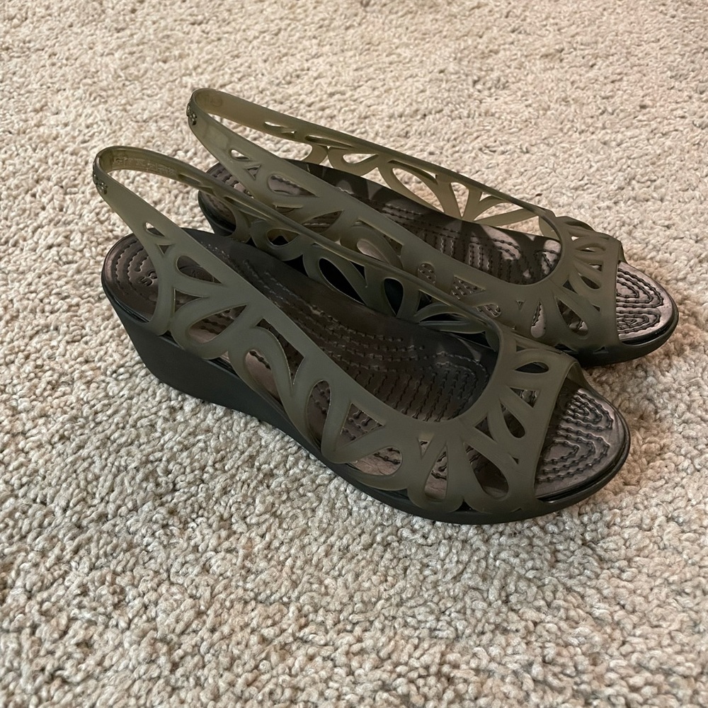 Women’s crocs size 4